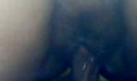 MILF maigre mordant sa vieille chatte video sexe violent amateur humide