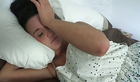 Petite asiatique film x lesbienne amateur aux cheveux courts se fait baiser dans la cuisine.