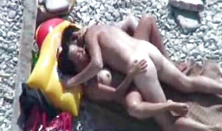 Cul sexe sur la plage nudiste lesbien béant laiteux jouait avec un énorme gode