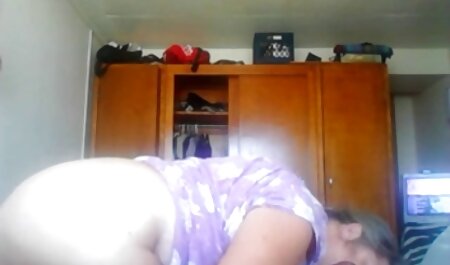 Une milf sexy aux cheveux noirs se masturbe voir porno amateur