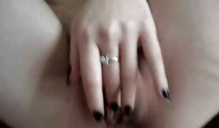 Hot babe et brune se sexe voyeur a la plage lèchent